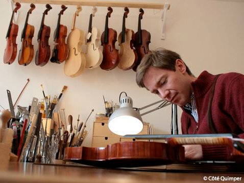 Un luthier entretient un violon